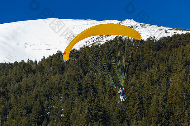 速度飞行空气体育运动飞行小快织物翼关闭接近陡峭的坡冬天体育运动滑雪板