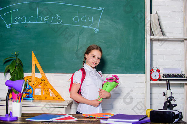 知识一天祝贺你女孩可爱的学生背包携带花束花老师学校假期感激女学生学校教育者9月回来学校