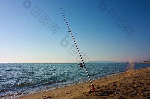 孤独的钓鱼杆上升地面种植沙子海滩站蓝色的海洋海韦西利亚海滩