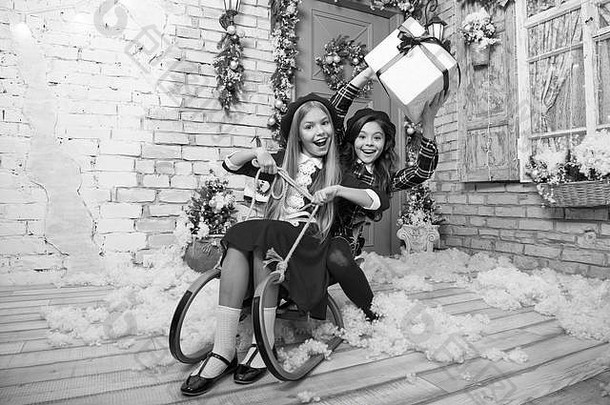圣诞节女孩滑雪橇圣诞节礼物盒子小可爱的女孩收到了假期礼物孩子们姐妹持有礼物盒子滑雪橇庆祝圣诞节冬天活动