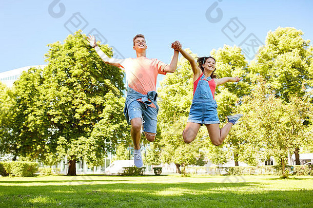 快乐十几岁的夫妇跳<strong>夏天</strong>公园