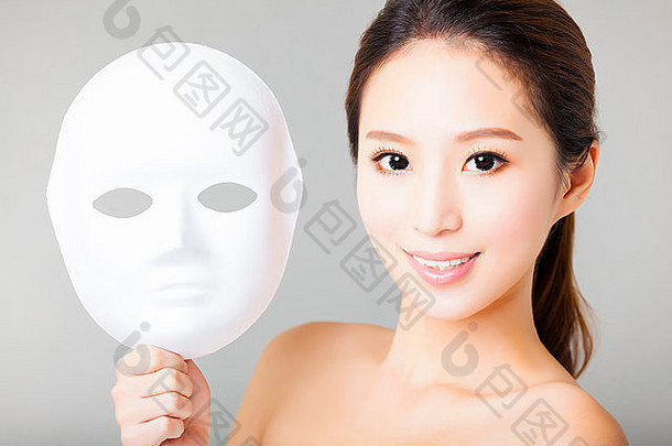 年轻的女人持有白色面具医疗美概念