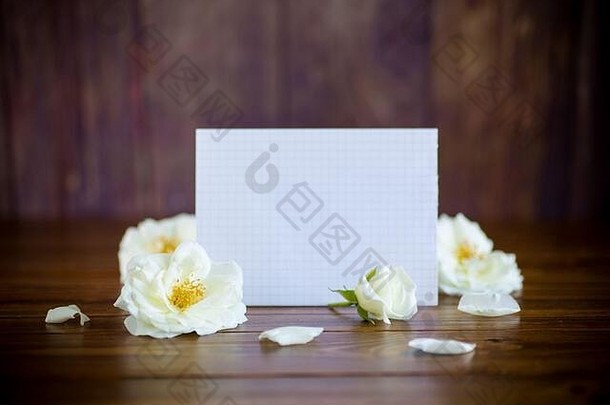 花束美丽的白色玫瑰空白卡