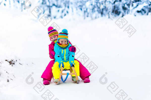 女孩男孩享受雪橇骑孩子滑雪橇蹒跚学步的孩子骑雪橇孩子们玩在户外雪