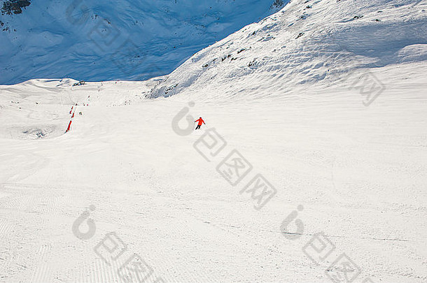 视图雪滑雪跑道高山山滑雪度假胜地