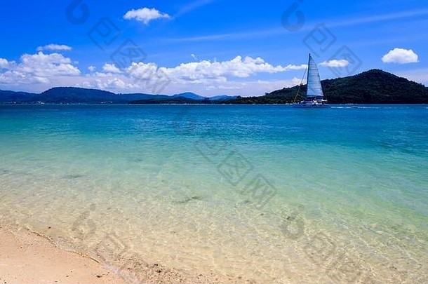 海滩海岛朗Yai阳光明媚的一天多云的天空背景金沙子景观泰国普吉岛