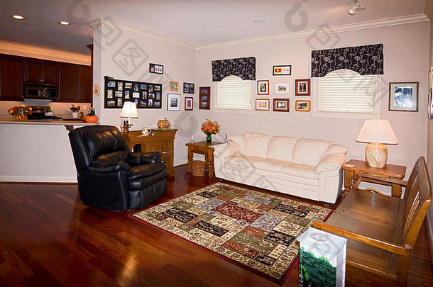 家庭房间部分厨房视图传统的家具区域地毯巴西樱桃地板窗户帷幔房子水平