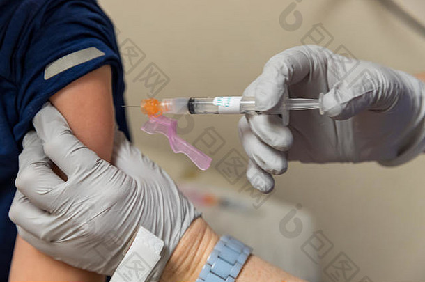 护士给疫苗拍摄手臂孩子医疗概念