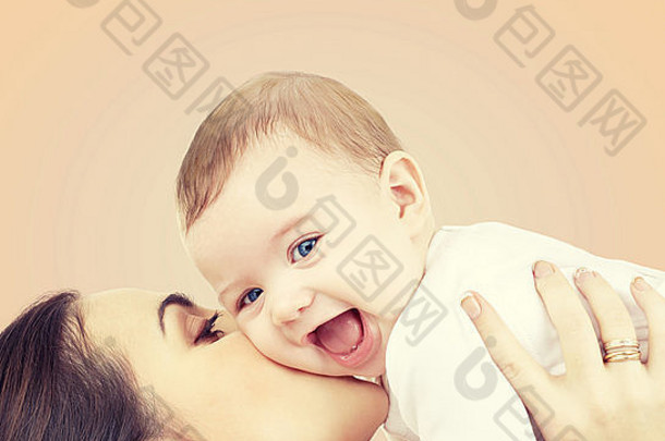 笑婴儿玩妈妈。