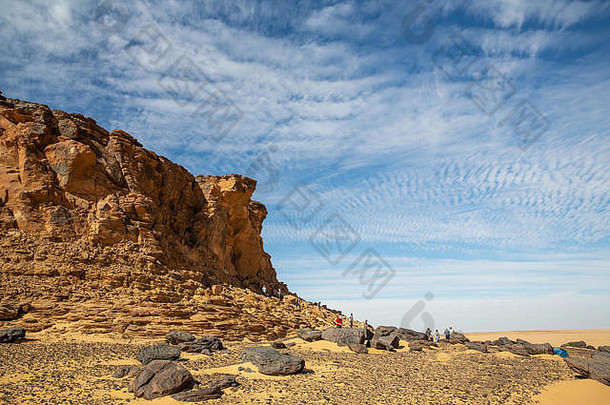 杰峰摇摇欲坠砂岩山孤立的包围平西方沙漠苏丹蓝色的天空白色云形成