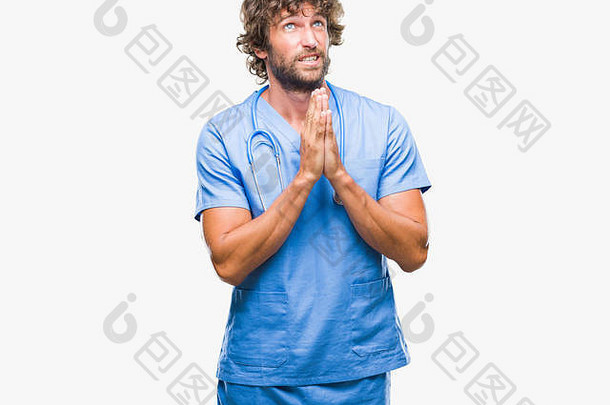英俊的拉美裔外科医生医生男人。孤立的背景乞讨祈祷手希望表达式脸情感