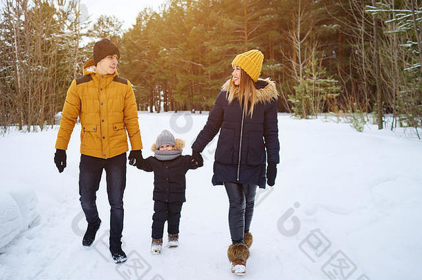 快乐家庭走冬天一天森林家庭周末假期概念