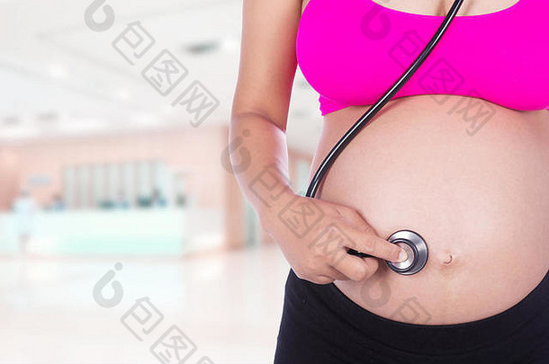 特写镜头怀孕了女人听诊器听肚子婴儿医院背景
