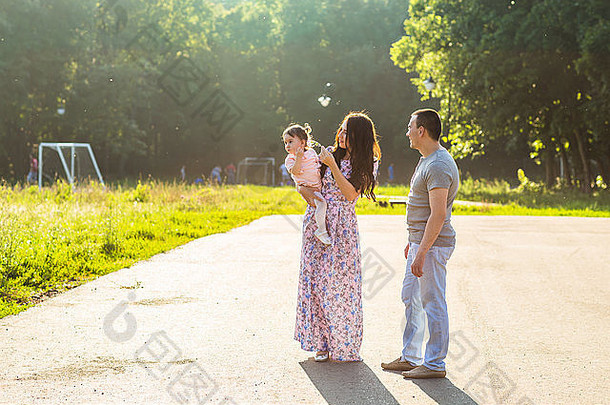 快乐年轻的家庭走公园