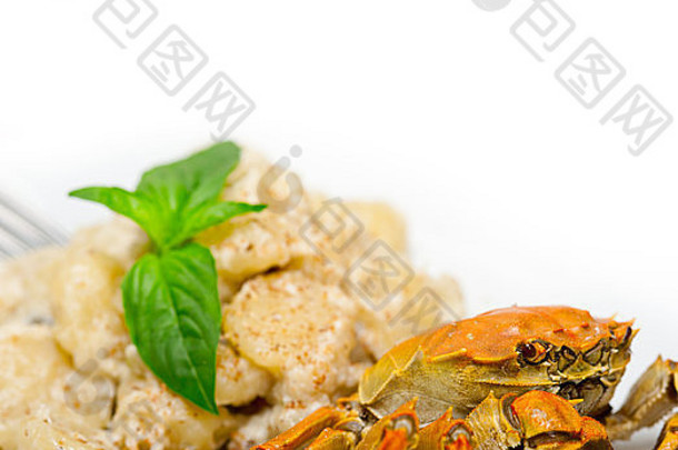 新鲜的自制的意大利饺子海鲜酱汁蟹罗勒