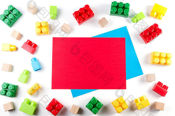玩具背景色彩斑斓的多维数据集建设块红色的空白纸卡白色背景