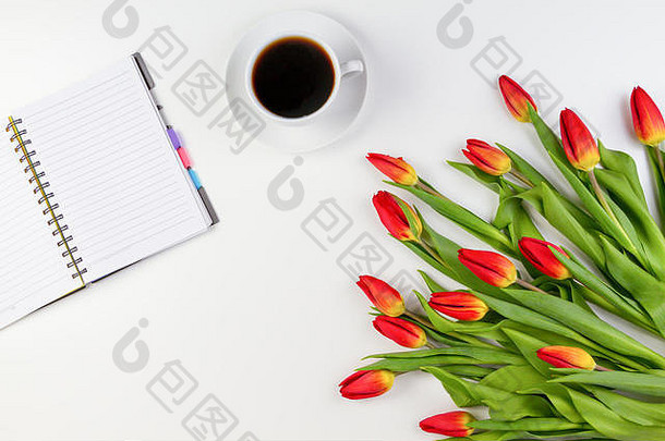 办公室桌子上表格纸笔记本咖啡杯美丽的新鲜的群花郁金香