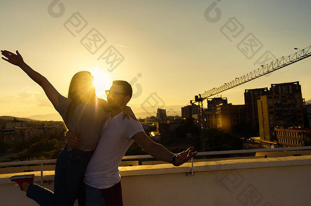 照片年轻的夫妇拥抱阳台阳光