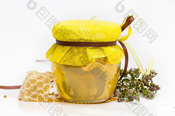 Herbal蜂蜜Jar小蜂窝草本植物孤立的白色背景