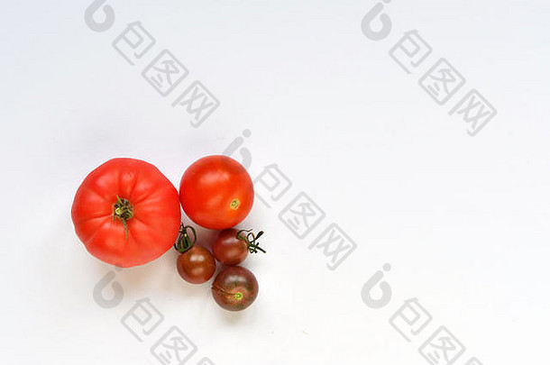 秋天收获大小红色的西红柿白色背景