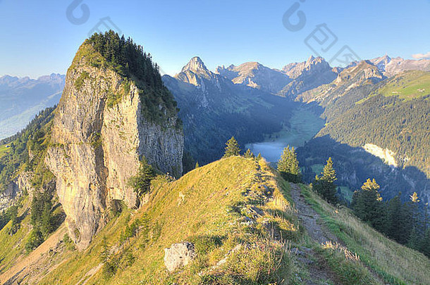 徒步旅行路径岩石多山的地形岩石形成深谷多雾的湖瑞士