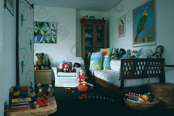 孩子们的卧室色彩鲜艳的垫子图片墙
