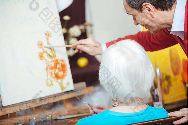 有才华的艺术家教学上了年纪的女人绘画学校