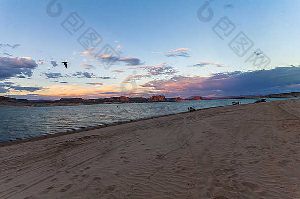色彩斑斓的日落沙子湖鲍威尔