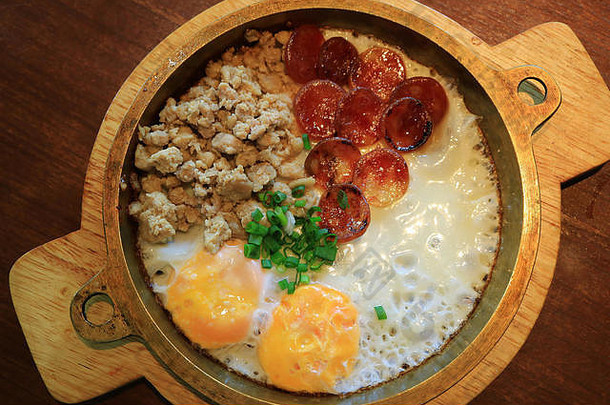 前视图炸鸡蛋剁碎猪肉切片中国人香肠服务热锅