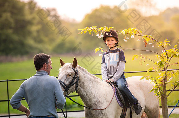 男孩自闭症多动症埃斯博格综合症并发症状骑马教练美丽的农村精神健康疾病