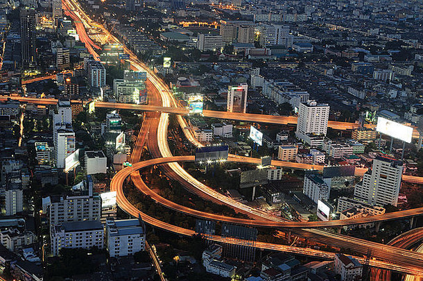 曼谷高速公路高速公路前视图晚上泰国