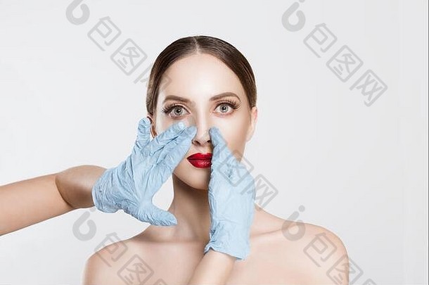 鼻整形术美丽的美特写镜头肖像医生手手套触碰女人脸鼻子改变形式塑料