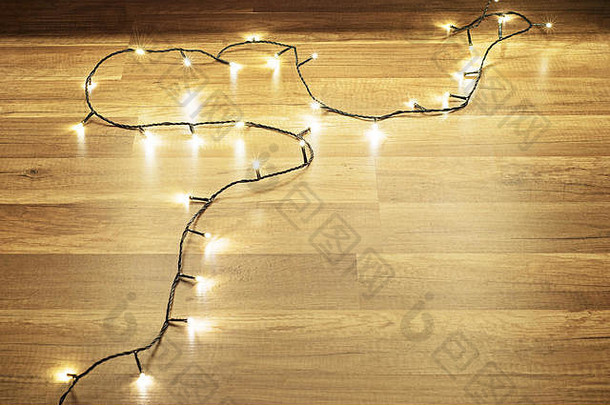 黑暗圣诞节背景加兰灯木地板上