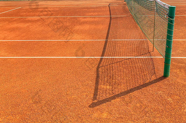空网球粘土法院阳光明媚的一天