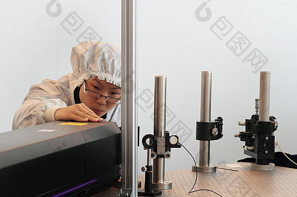 亚洲女人科学家工作全息术实验室洁净室外套安装技术激光