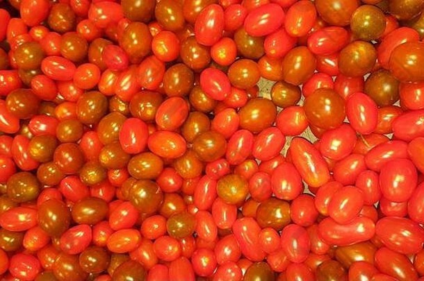 西红柿架子上市场出售可用的背景