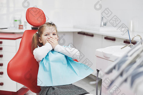 害怕女孩牙医办公室覆盖口手