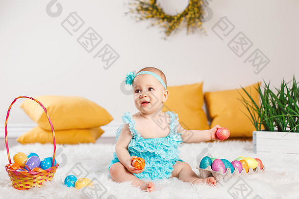 可爱的可爱的高加索人婴儿女孩蓝色的绿色打破坐着白色软毛茸茸的地毯地毯工作室孩子孩子玩复活节色彩斑斓的鸡蛋