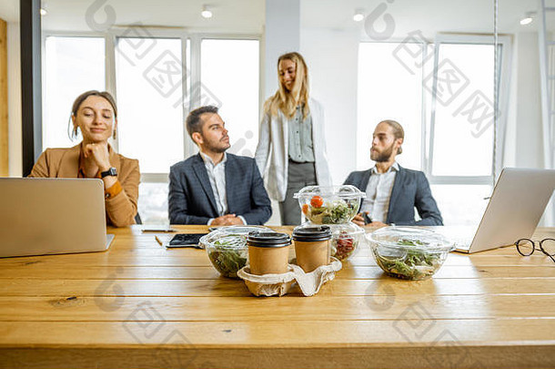 办公室工人坐着办公室业务午餐前景概念健康的外卖食物工作