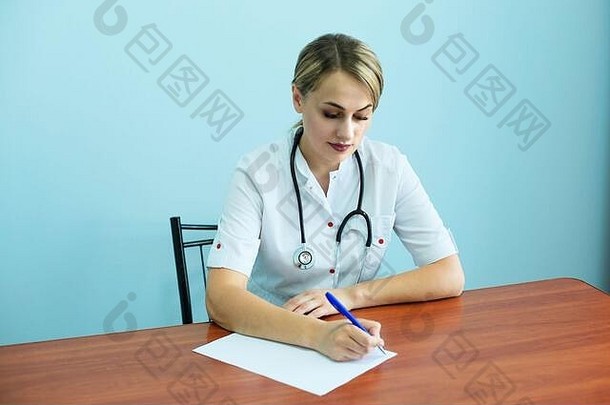 自信女医生听诊器坐在表格健康护理预防概念