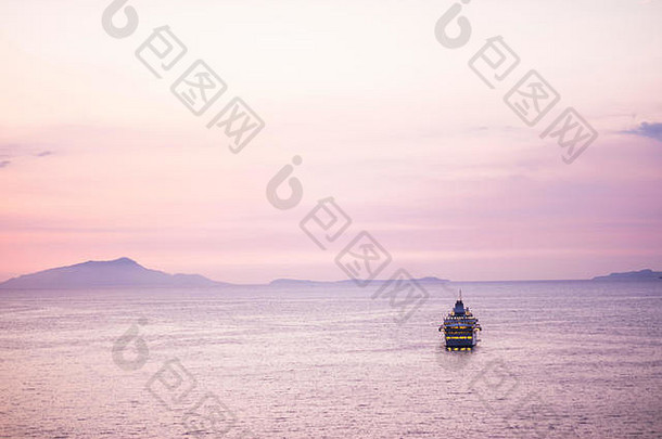 旅行享受生活概念单船中间海岛屿背景旅游热粉红色的日落天空彩色peopl