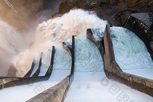 大坝对Verzasca提契诺瑞士壮观的瀑布溢出湖大坝
