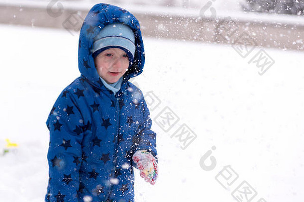 孩子年男孩冬天衣服玩雪