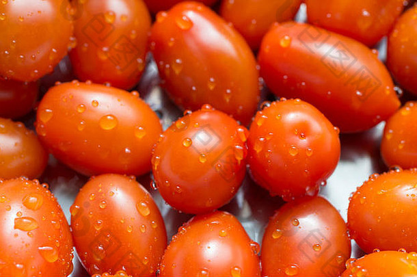 关闭视图被冲洗掉的成熟的葡萄西红柿不锈钢钢滤器