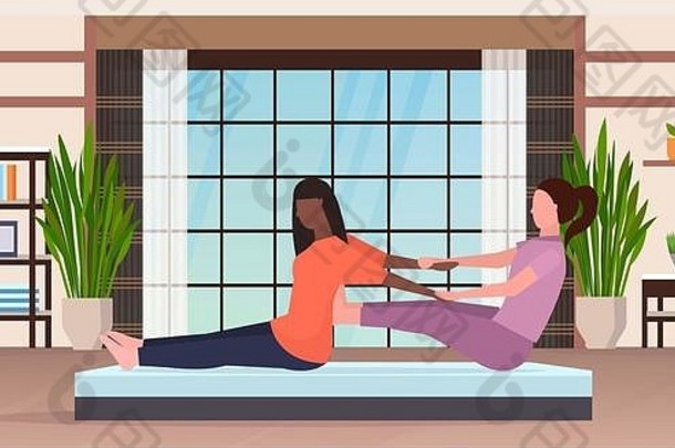 个人教练伸展运动练习非洲美国女孩健身教练帮助女人拉伸肌肉锻炼概念现代瑜伽