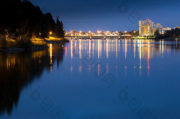 市中心于默奥瑞典晚上俯瞰河