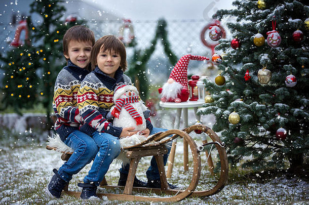 孩子们男孩兄弟坐着雪橇圣诞节树持有雪人软雪冬季