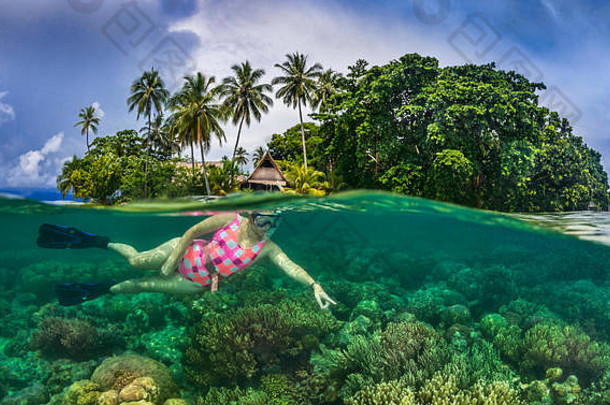 分裂图像拍摄热带岛女通气管潜水员探索珊瑚礁