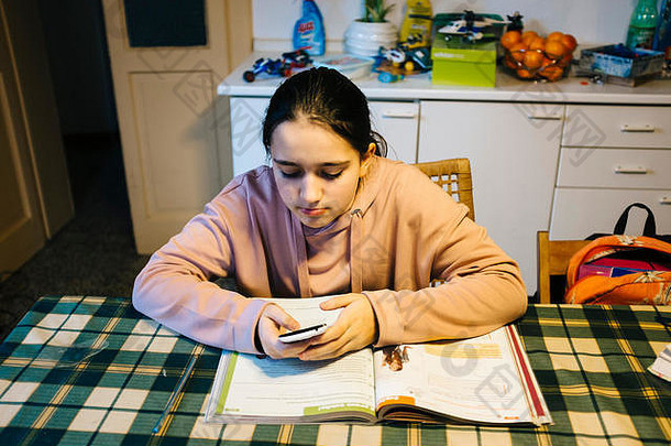 少年家庭作业首页厨房表格帮助智能手机