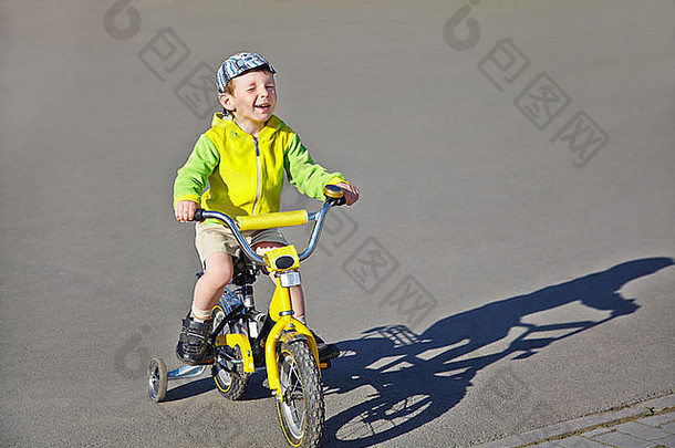 男孩自行车